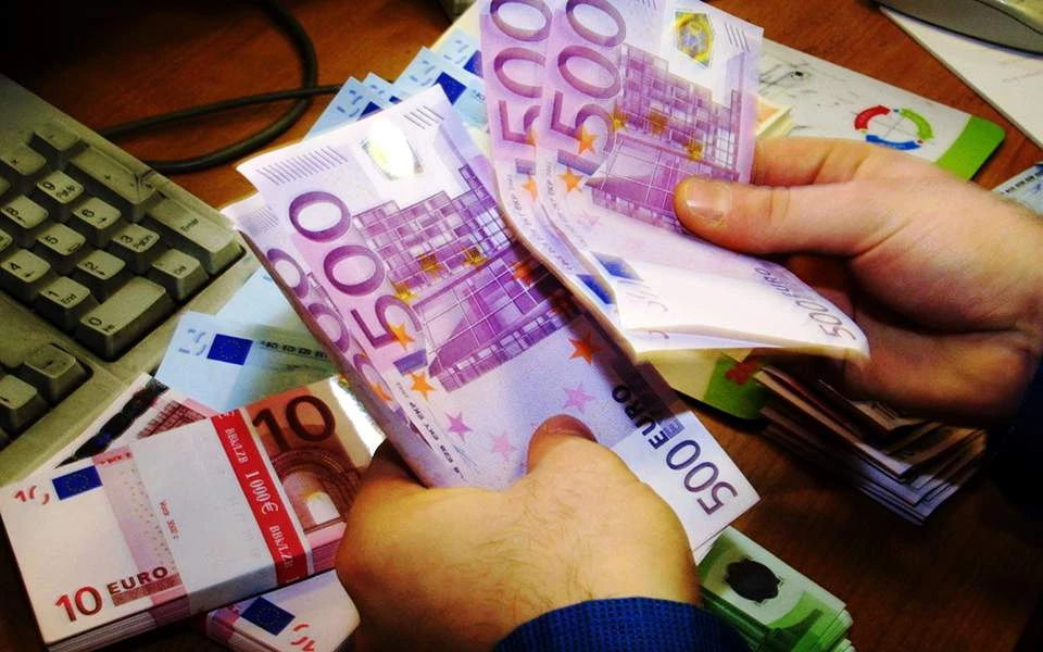 Προς μείωση του ορίου μετρητών στις συναλλαγές για να περιορισθεί η φοροδιαφυγή